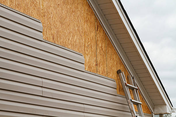 Professional Siding Installation technician working in Carrsville, VA